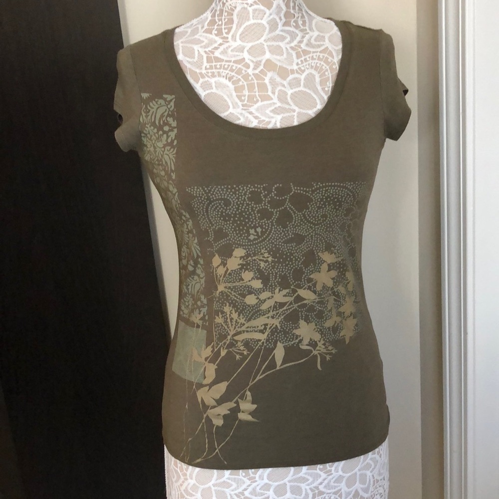 GOOD condition CALVIN KLEIN printed short sleeve T-shirt size XS olive color